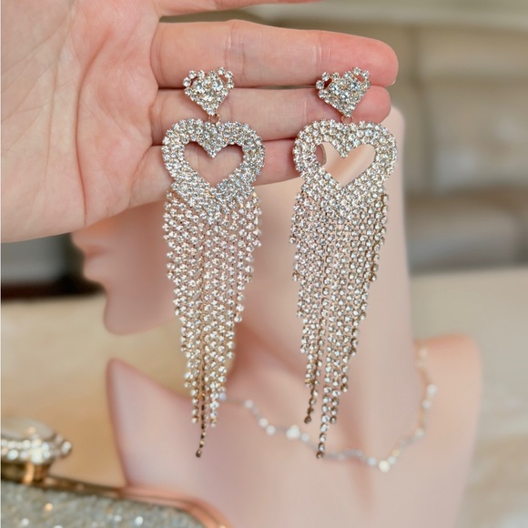 ⚜️ Classic Gold Heart Dangle Earrings - Picture 10 of 10